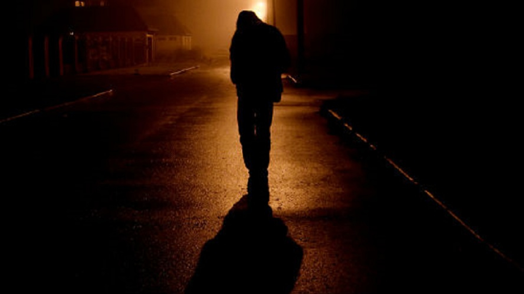 Одиноко гуляющий. Человек идущий в темноте. Человек ночью на улице. Парень ночью на улице. Человек на ночной дороге.