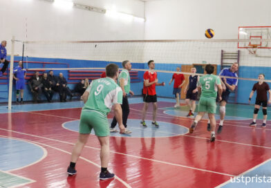 В Усть-Пристани прошел районный турнир по волейболу памяти Александра Родионова. Фоторепортаж