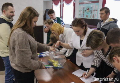 Весенняя ярмарка учебных мест для выпускников школ района прошла в Усть-Пристани. Фоторепортаж