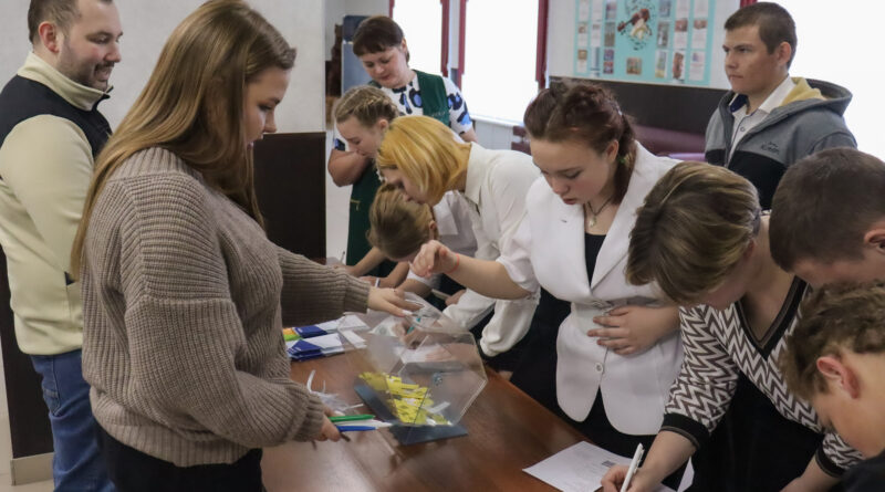 Весенняя ярмарка учебных мест для выпускников школ района прошла в Усть-Пристани. Фоторепортаж