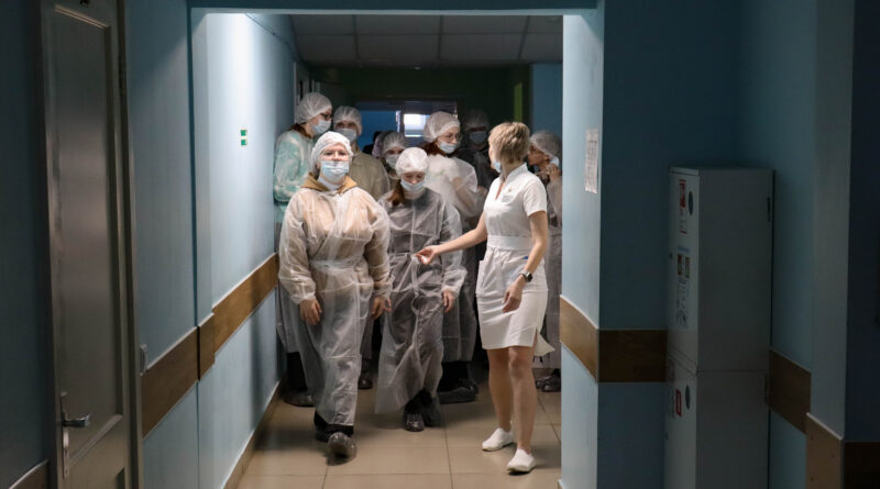 Старшеклассники Усть-Пристанского района побывали на профориентационной экскурсии в больнице. Фоторепортаж